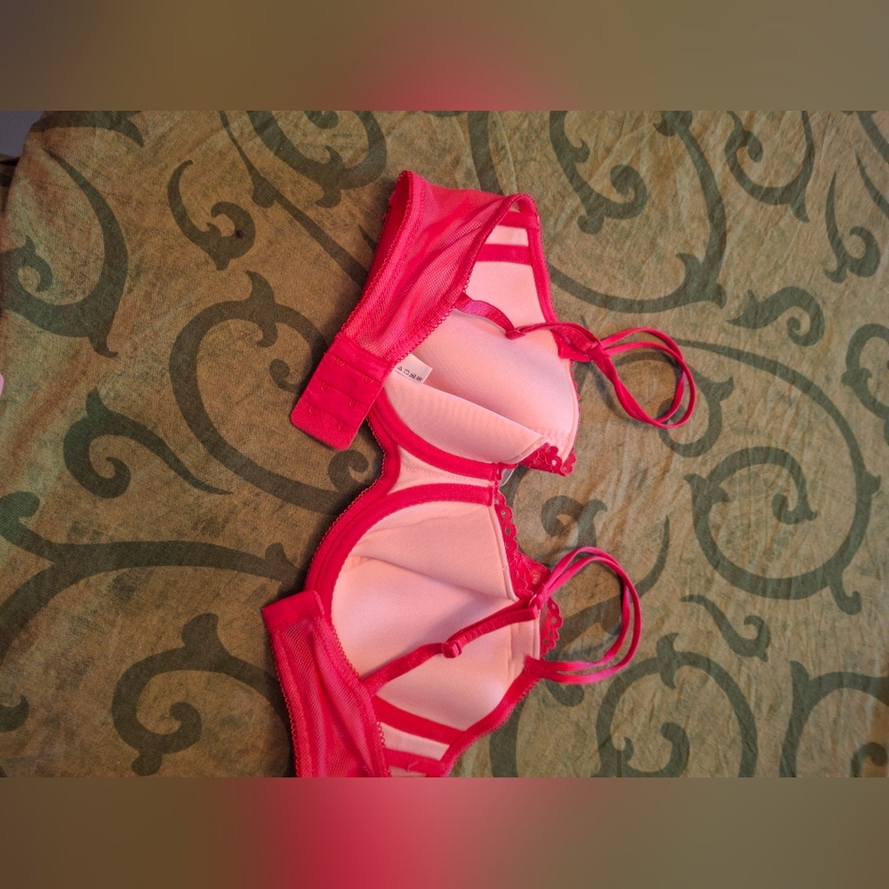 Chic Lace Underwire Bra in Vibrant Pink. Nevee Worn. - Picture 6 of 7